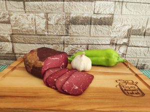 Read more about the article Novopazarska Goveđa pršuta: Umetnost, ukus i poslastica Pešterskog kraja