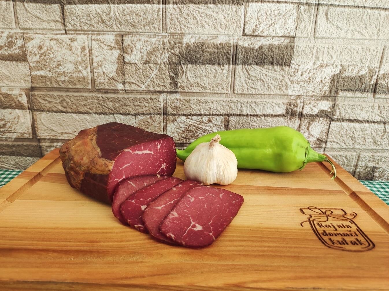 Read more about the article Novopazarska Goveđa pršuta: Umetnost, ukus i poslastica Pešterskog kraja