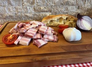 Read more about the article Domaća slanina od mangulice: Autentičan ukus i tradicija