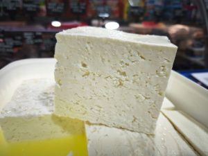 Read more about the article Autentična domaća trpeza: Beli sir mešanac iz staroplaninskog kraja