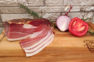 Read more about the article Njeguška pršuta: pršut sa krova Crne Gore