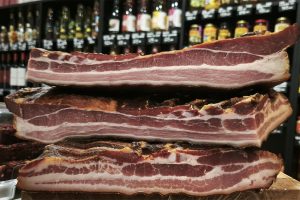 Read more about the article Domaća dimljena slanina sa Zlatibora: priča ispisana dimom i planinskim vetrom
