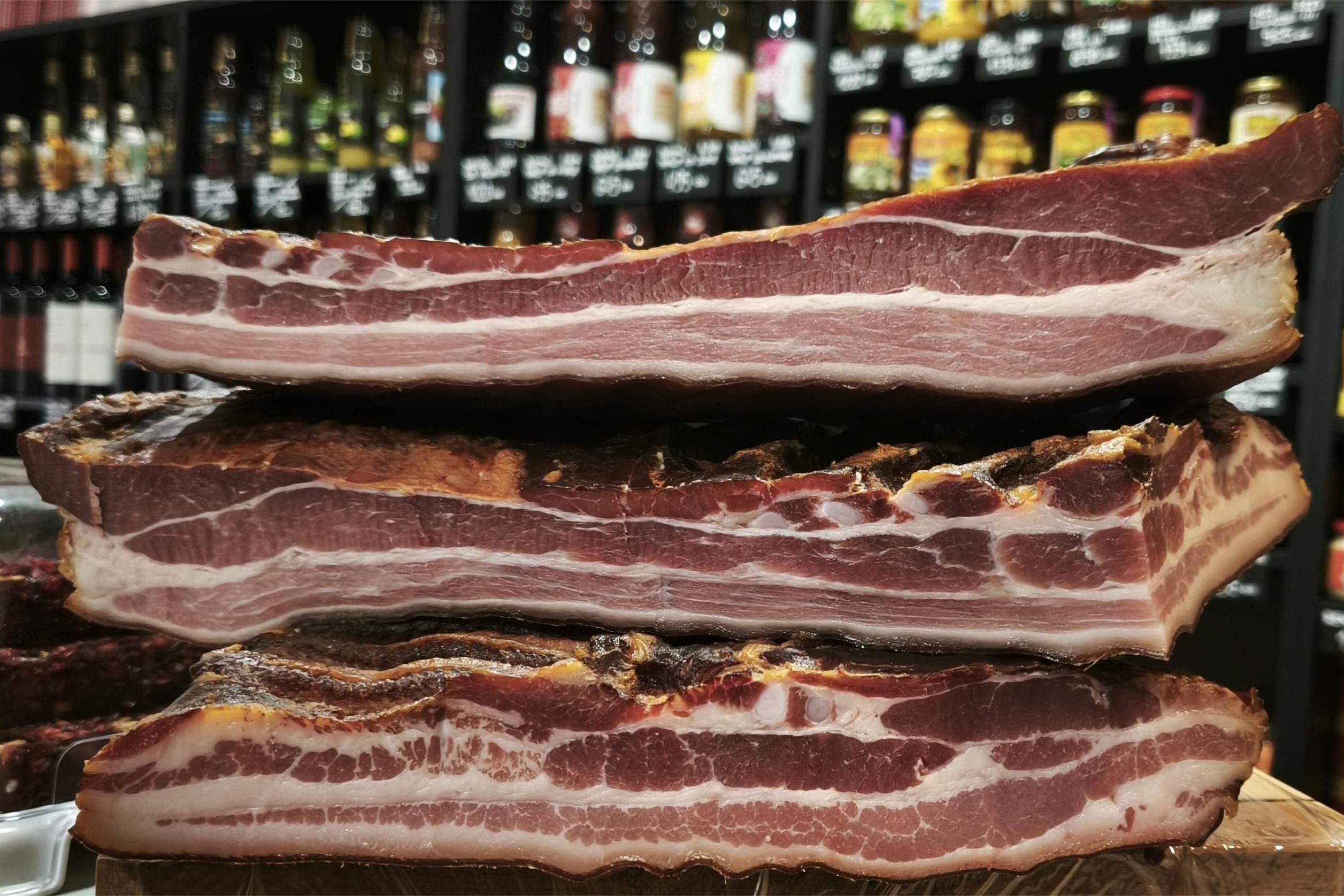 Domaća dimljena slanina sa Zlatibora: priča ispisana dimom i planinskim vetrom