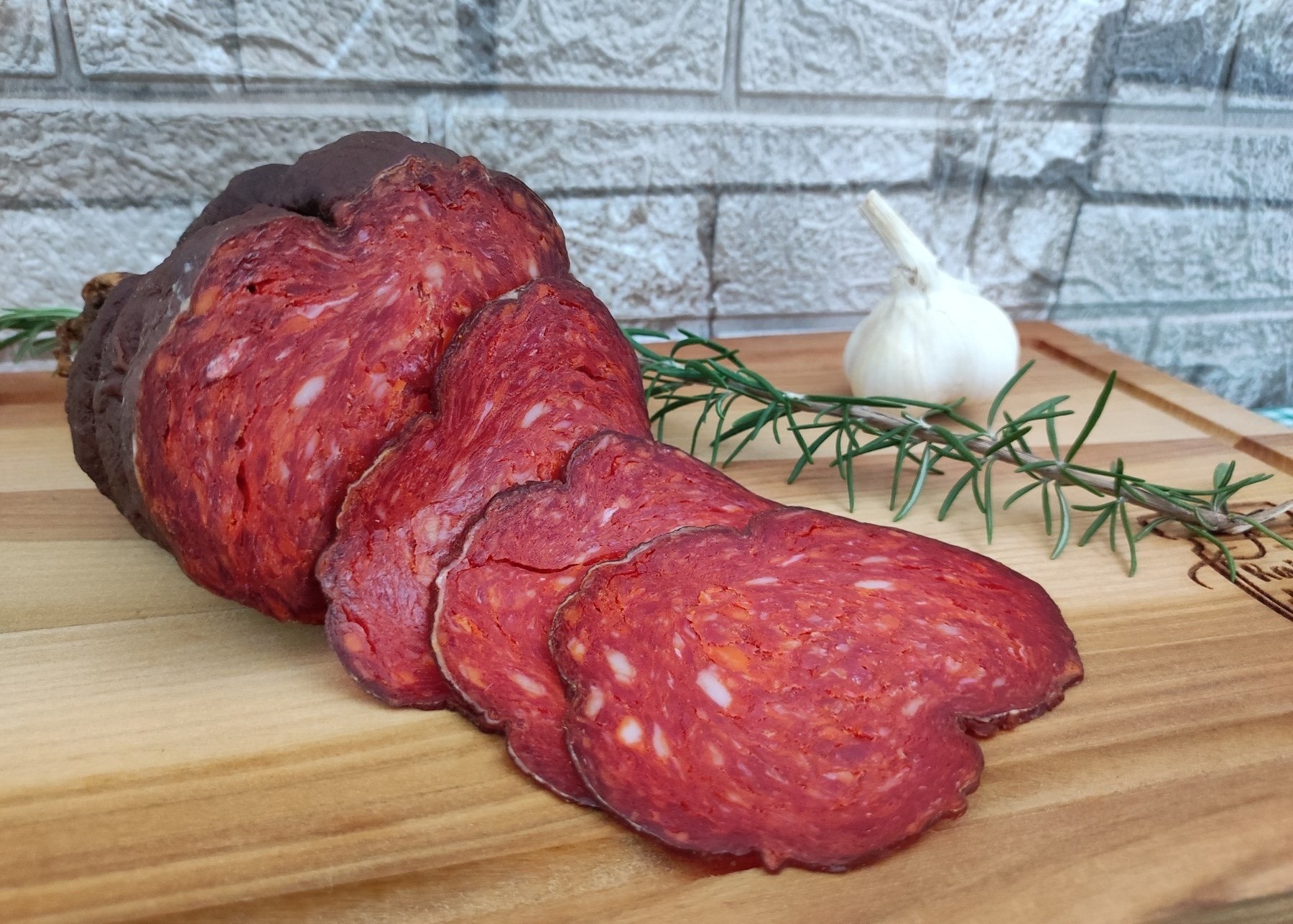 Sremski kulen u kati - narezan na dasci